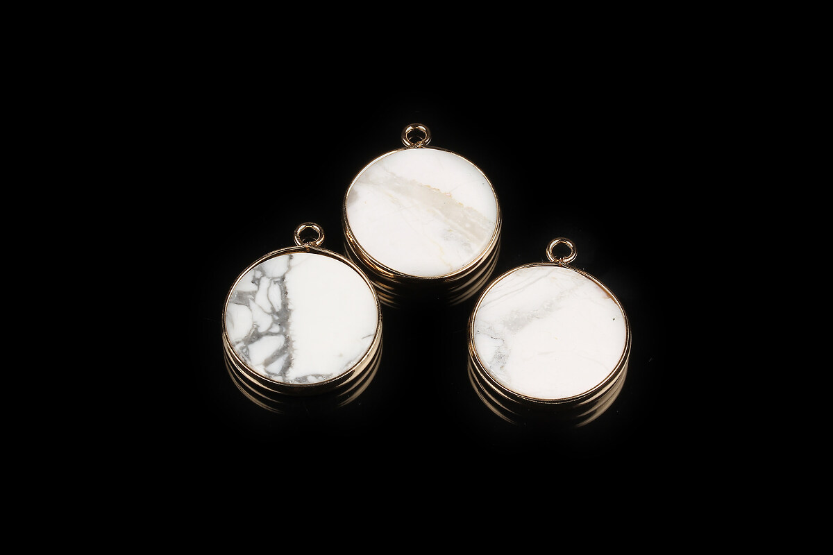 Pandantiv howlit alb cu agatatoare aurie 25x21mm