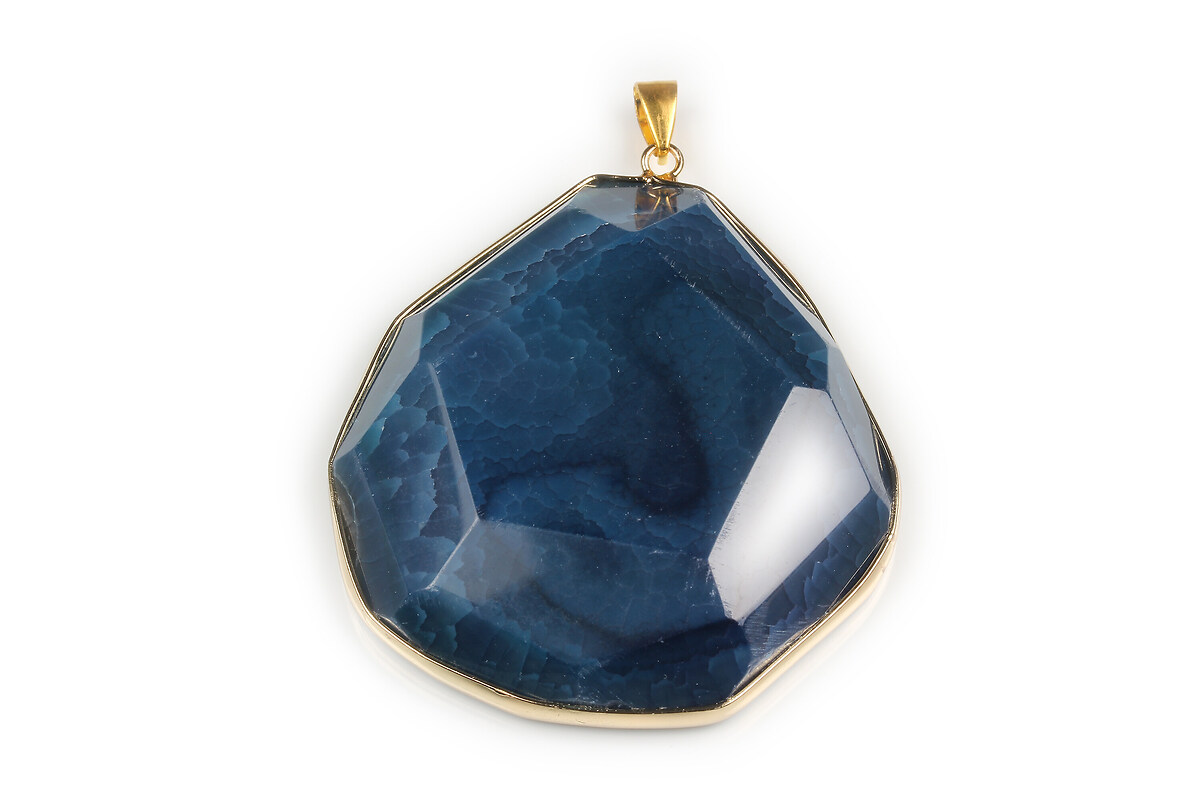 Pandantiv agata crackle fatetata albastra in montura aurie 65x55mm