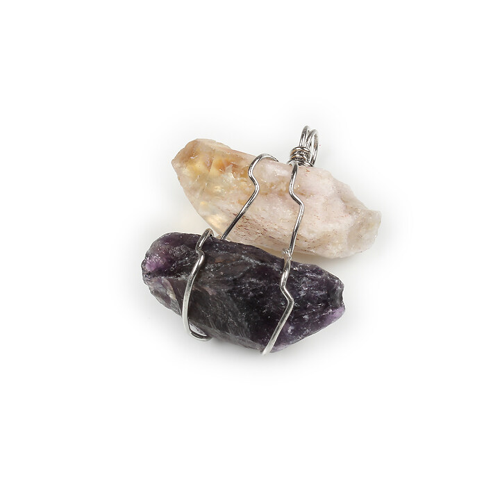 Pandantiv cu pietre neslefuite de ametist si cuart galben in montura argintiu inchis 40x32mm