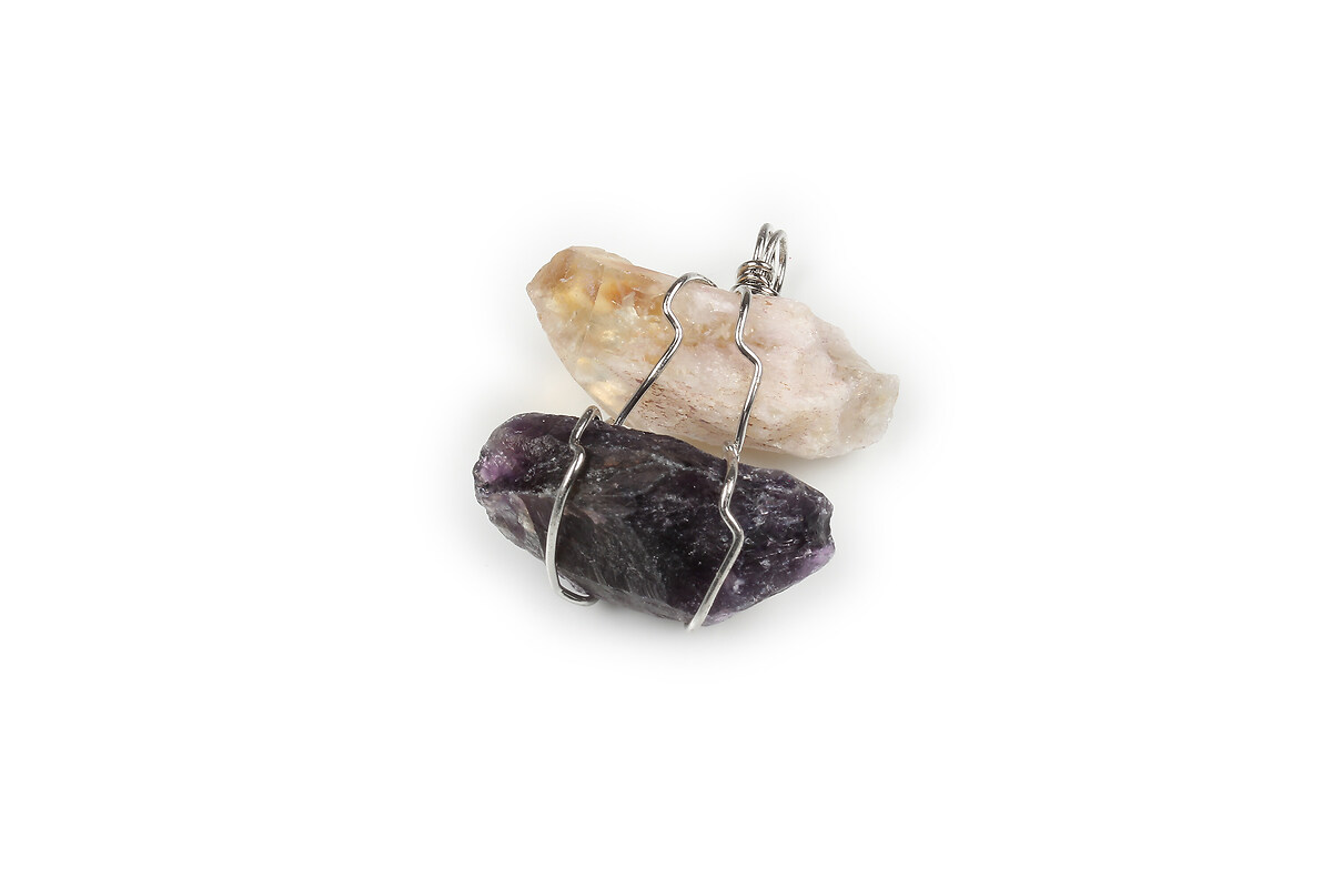 Pandantiv cu pietre neslefuite de ametist si cuart galben in montura argintiu inchis 40x32mm