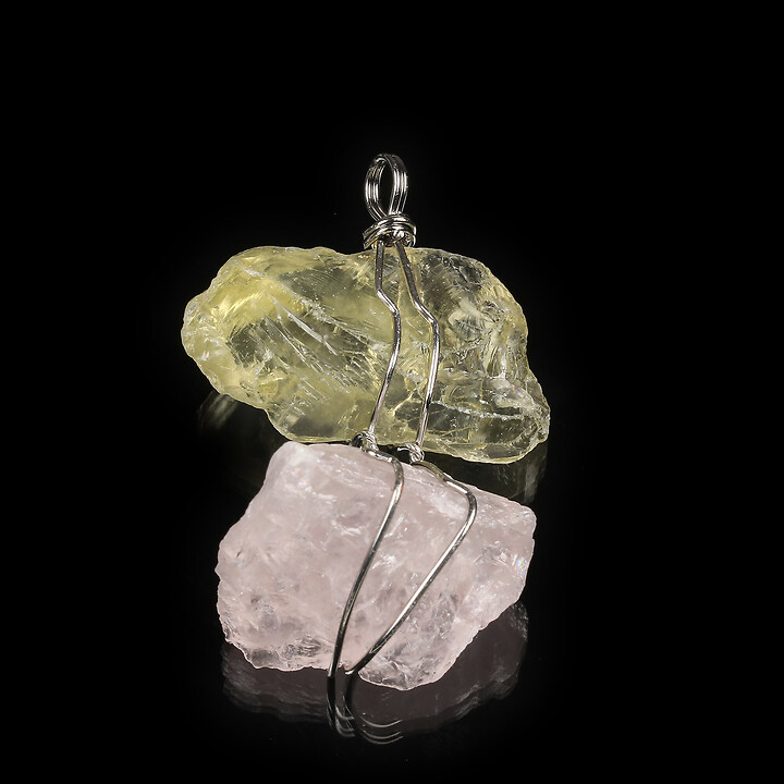 Pandantiv cu pietre neslefuite de cuart roz si cuart galben in montura argintiu inchis 53x35mm