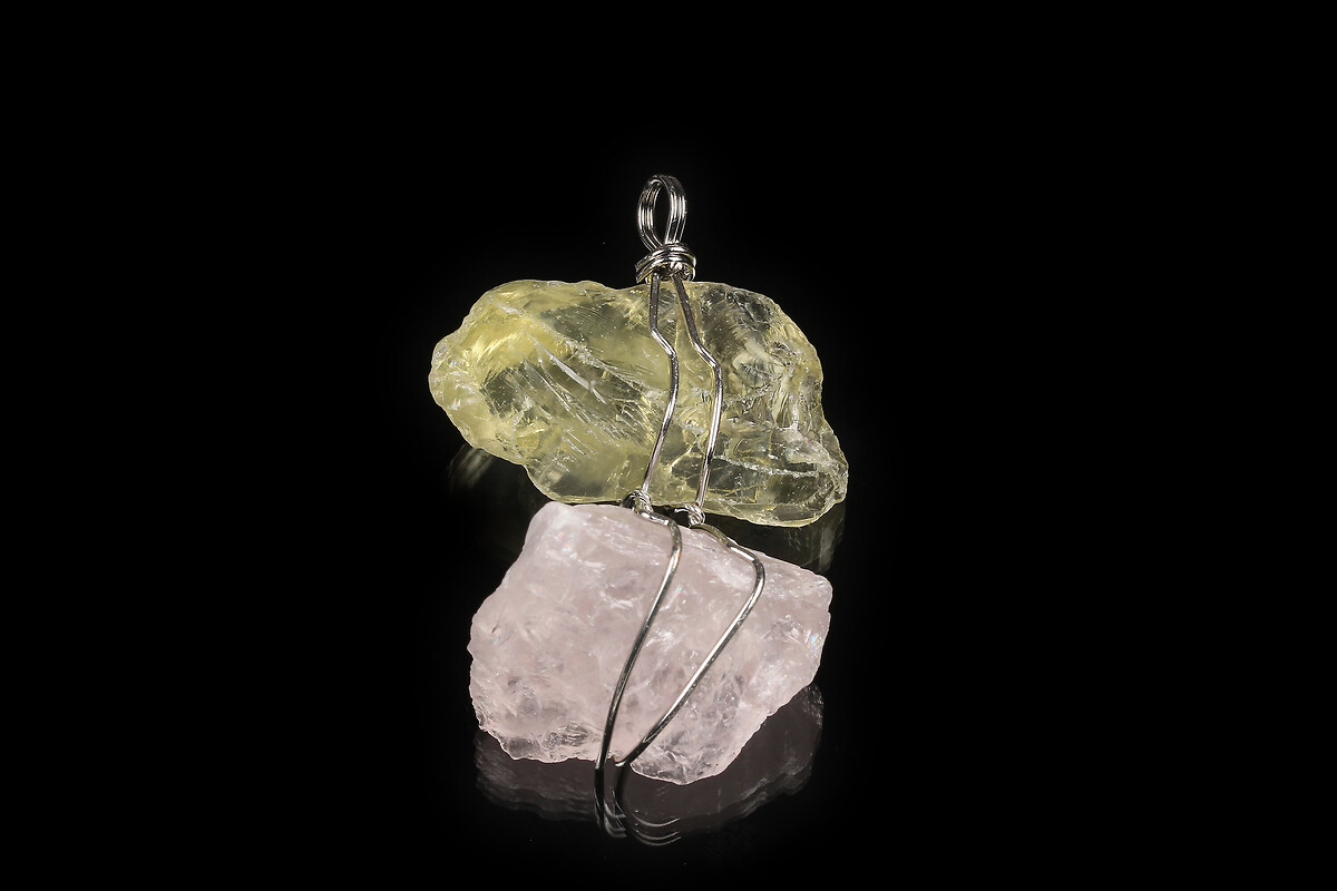 Pandantiv cu pietre neslefuite de cuart roz si cuart galben in montura argintiu inchis 53x35mm