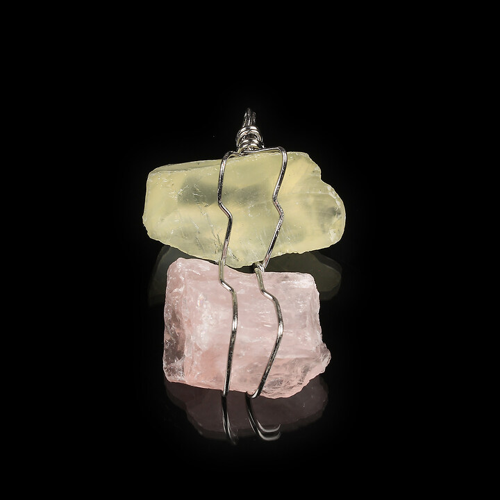 Pandantiv cu pietre neslefuite de cuart roz si cuart galben in montura argintiu inchis 47x30mm