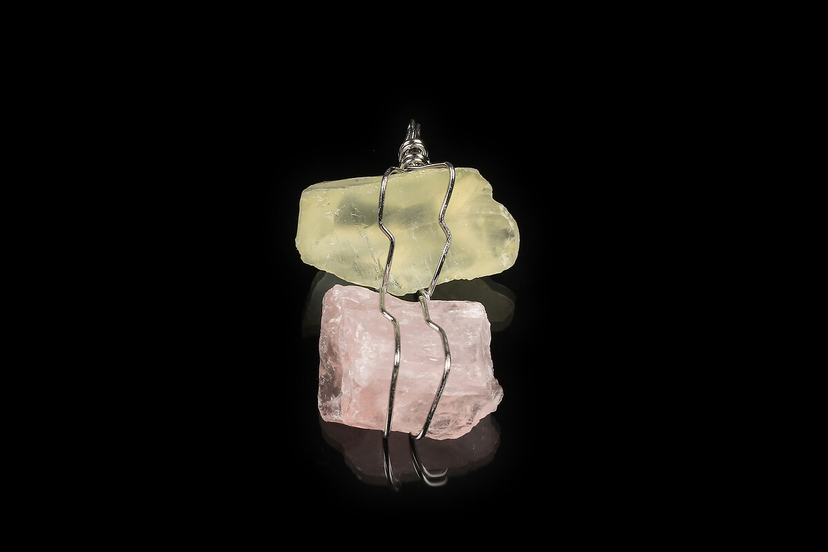 Pandantiv cu pietre neslefuite de cuart roz si cuart galben in montura argintiu inchis 47x30mm