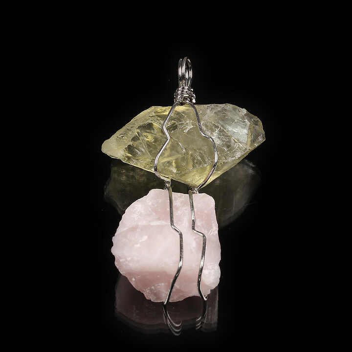 Pandantiv cu pietre neslefuite de cuart roz si cuart galben in montura argintiu inchis 52x22mm