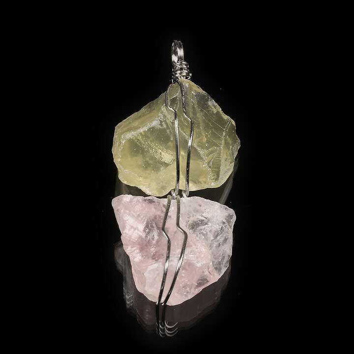 Pandantiv cu pietre neslefuite de cuart roz si cuart galben in montura argintiu inchis 60x27mm