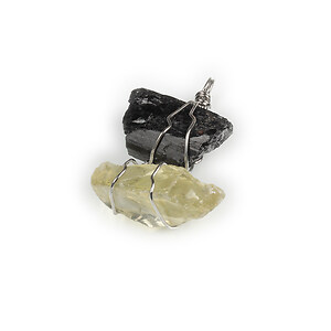 Pandantiv cu pietre neslefuite de turmalina si cuart galben in montura argintiu inchis 40x28mm