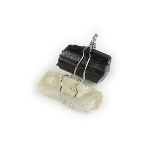 Pandantiv cu pietre neslefuite de turmalina si cuart galben in montura argintiu inchis 42x32mm