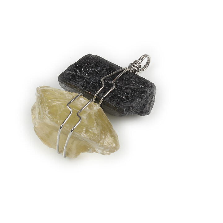 Pandantiv cu pietre neslefuite de turmalina si cuart galben in montura argintiu inchis 49x36mm