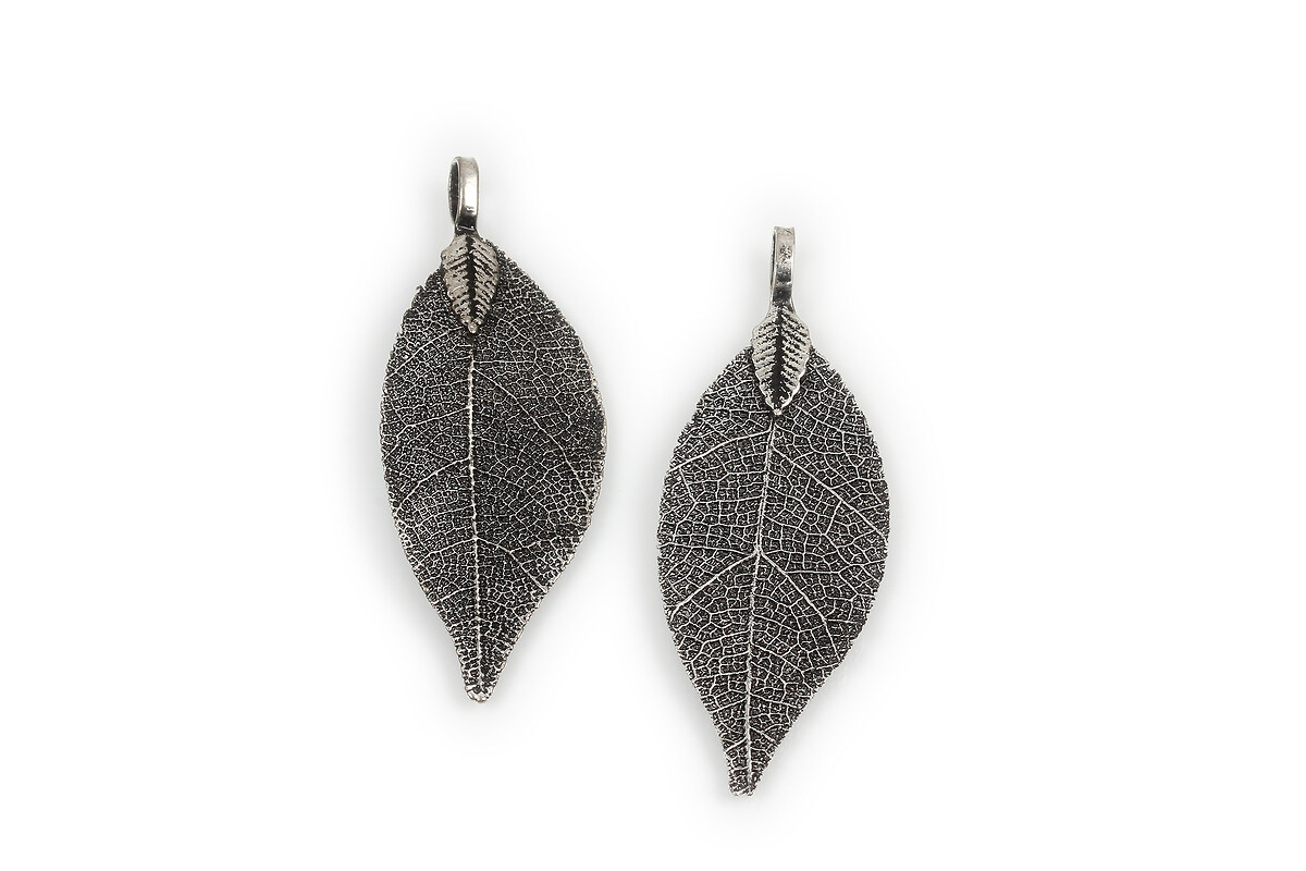 Pandantiv frunz naturala placata cu metal gri aprox. 52x20mm