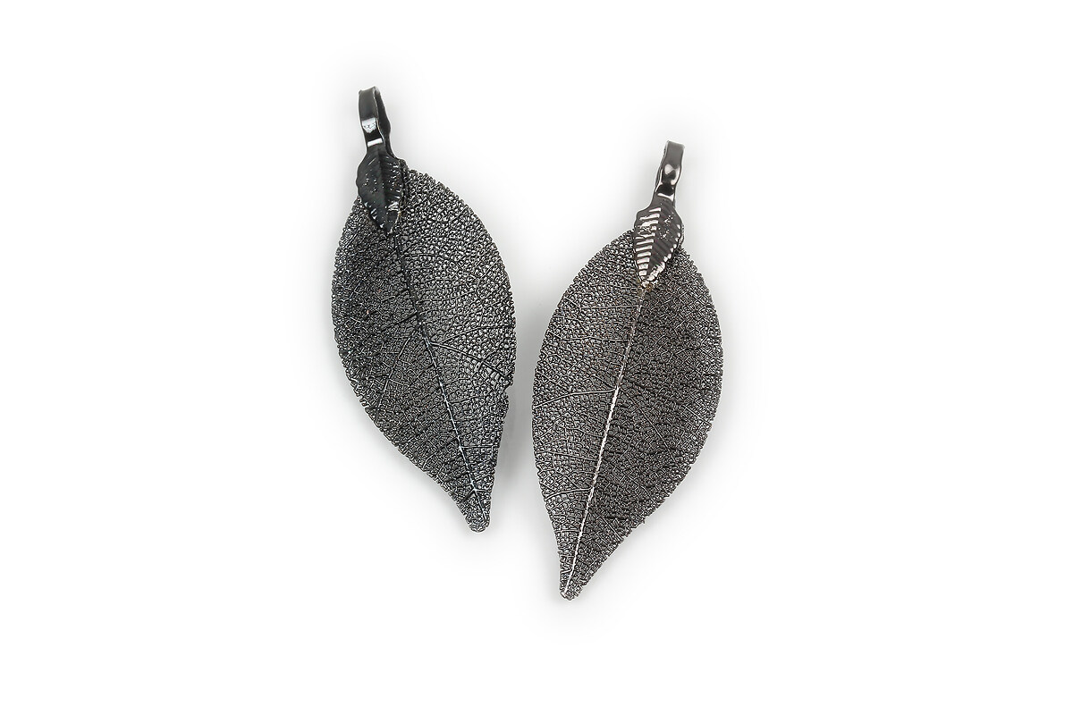 Pandantiv frunza naturala placata cu metal negru aprox. 52x20mm