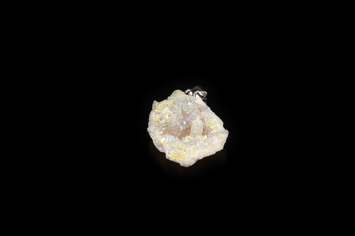 Pandantiv druzy agata naturala alba cu efect AB si agatatoare argintiu inchis 34x23mm