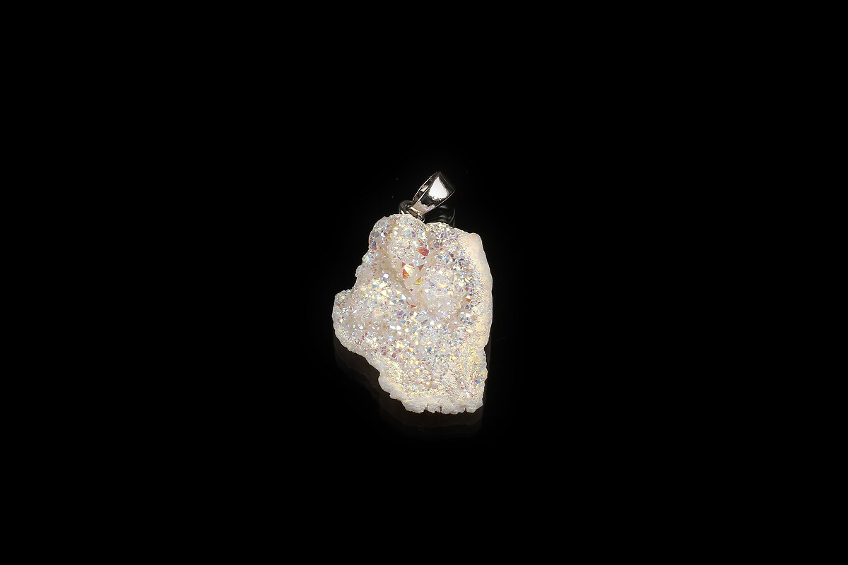 Pandantiv druzy agata naturala alba cu efect AB si agatatoare argintiu inchis 37x21mm