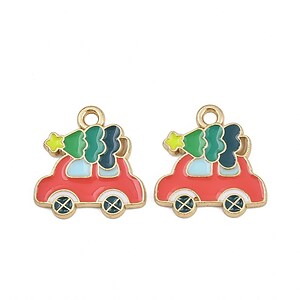 Charm auriu cu email, model Craciun, masina cu brad de Craciun 18x17mm
