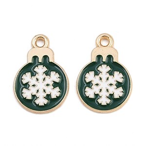 Charm auriu cu email, model Craciun, glob de Craciun verde 19x13mm