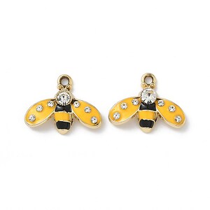 Charm mini pandantiv auriu emailat cu strasuri albe albina 16,5x21mm