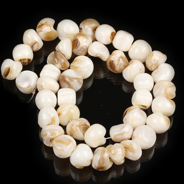 Margele sidef Freshwater Shell nuggets 3,5-12x7,5-12mm (sirag)