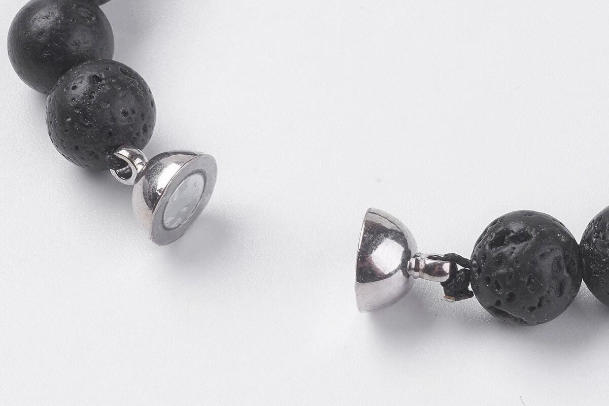 Bratara cu margele Rudraksha naturale si lava, cu inchizatoare magnetica, lungime 19cm