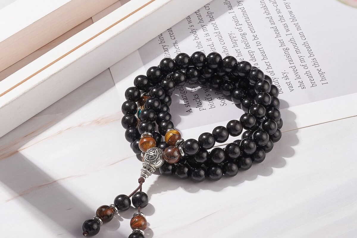 Colier sau bratara pe 4 randuri cu margele Mala naturale de lemn si ochi de tigru, lungime 76cm