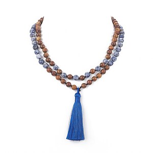 Colier cu margele naturale de lemn si jasp albastru, pandantiv ciucure albastru, lungime 104cm