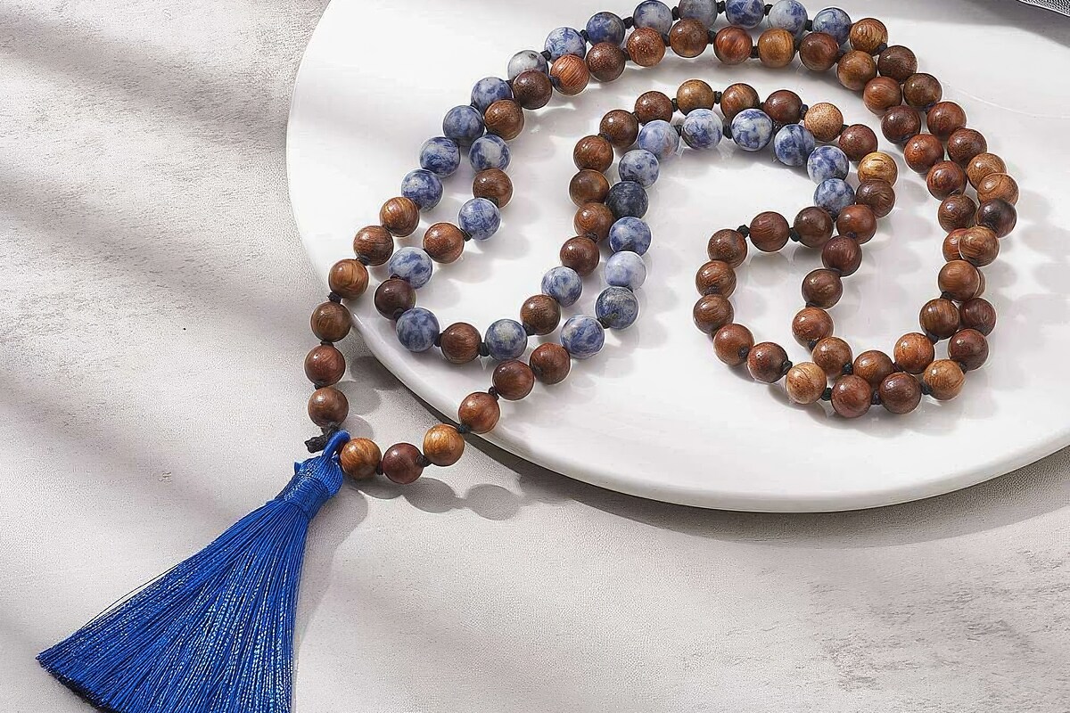 Colier cu margele naturale de lemn si jasp albastru, pandantiv ciucure albastru, lungime 104cm