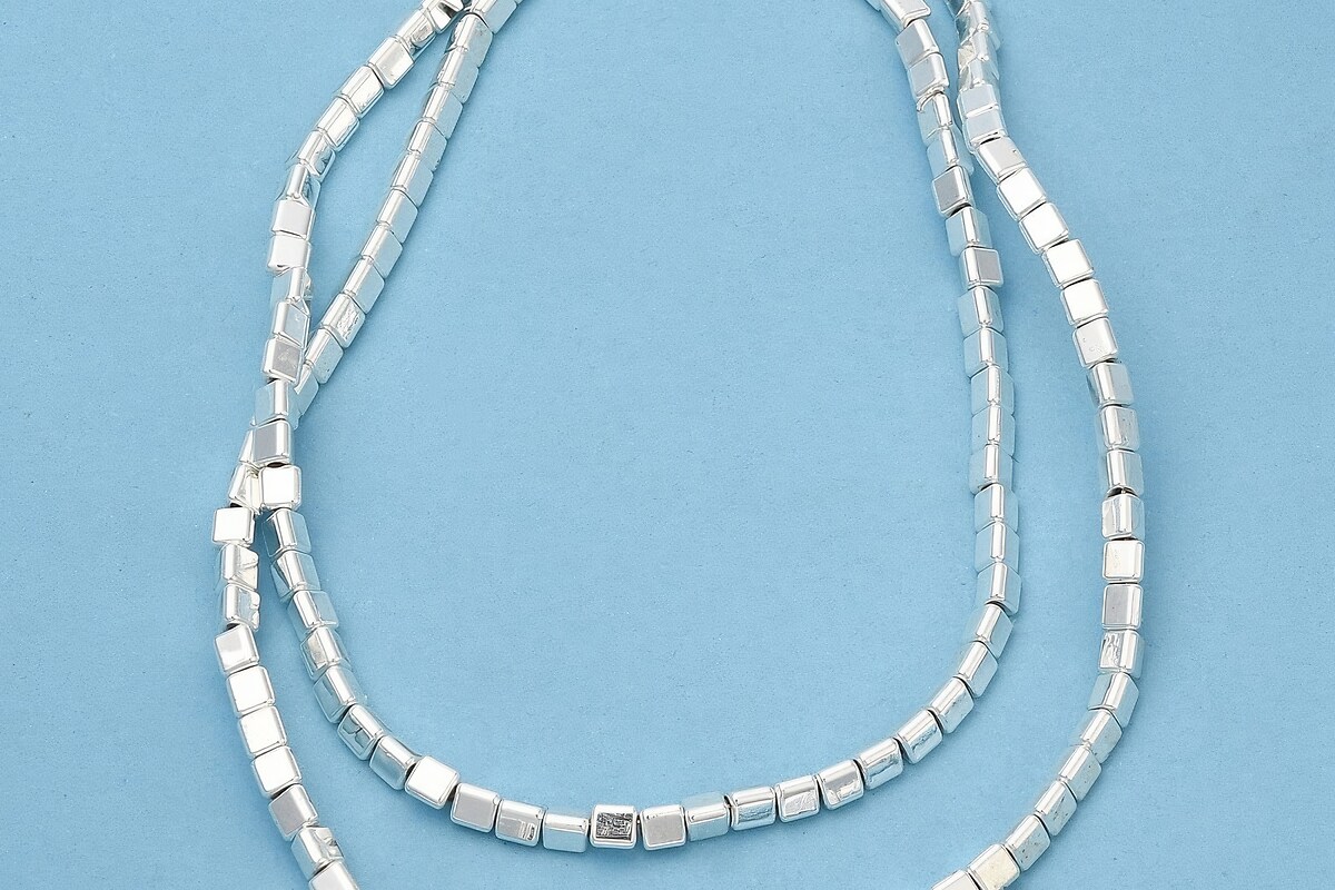 Hematit triunghi 3x2,5x2,7mm - placat argintiu (sirag)