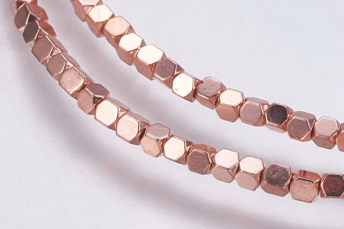Hematit cub 1,5x1,5x1,5mm - placat rose gold (sirag)