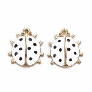 Charm mini pandantiv auriu emailat gargarita alba 17x15mm
