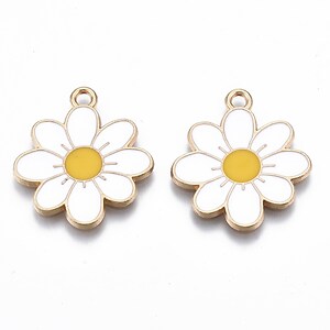 Charm mini pandantiv auriu emailat floare alba 23x20mm