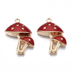 Charm mini pandantiv auriu emailat ciuperci 26x20mm