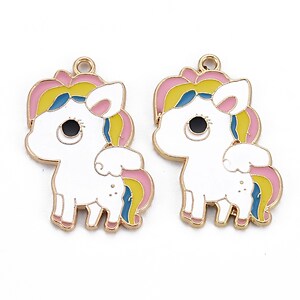 Charm mini pandantiv auriu emailat unicorn curcubeu 33x24mm