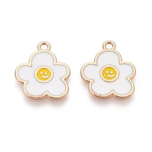 Charm mini pandantiv auriu emailat floare alba 17x14,5mm