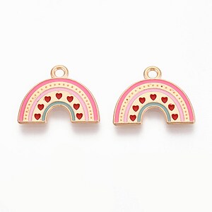 Charm mini pandantiv auriu emailat curcubeu cu inimioare 14x18mm