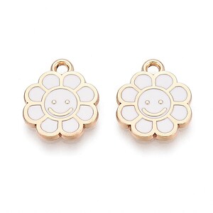 Charm mini pandantiv auriu emailat floare alba 15x12mm