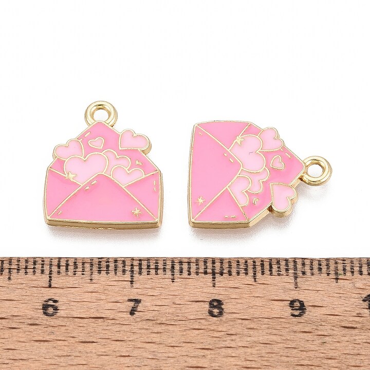 Charm mini pandantiv auriu emailat plic roz 18x15mm