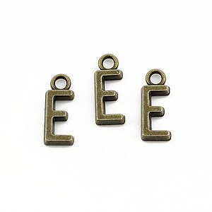 Charm bronz litera E 16x6mm