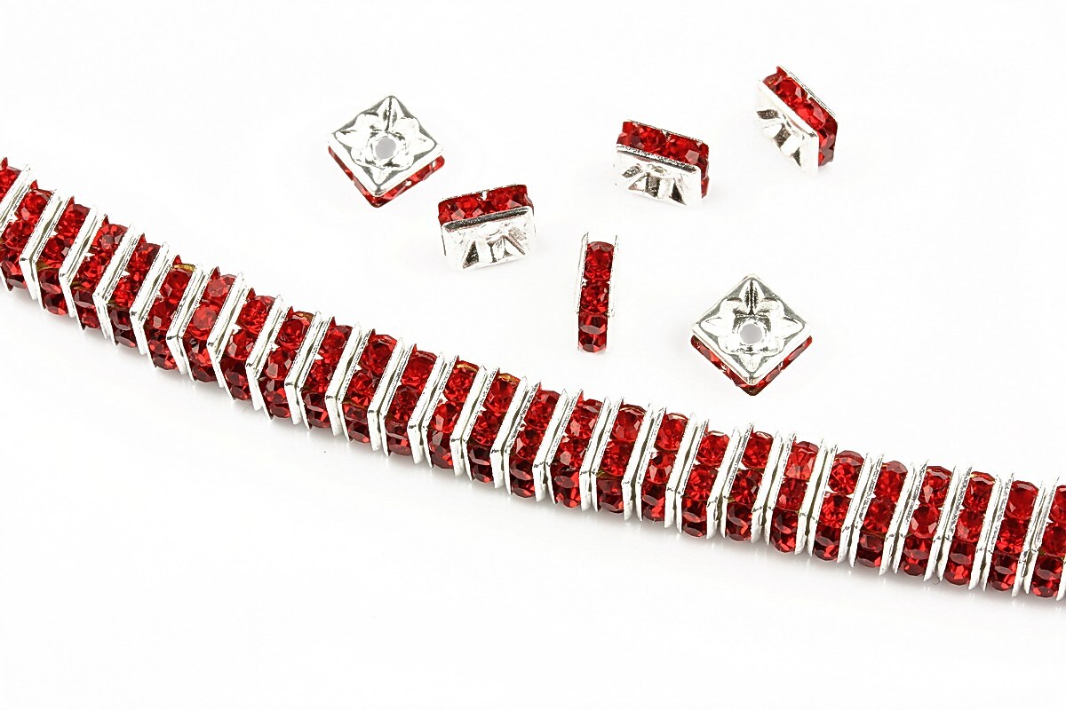 Distantiere argintii cu rhinestones rosii 6mm (patrate 2,5x6mm)