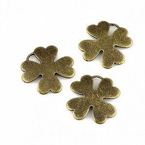 Charm bronz trifoi 16x16mm