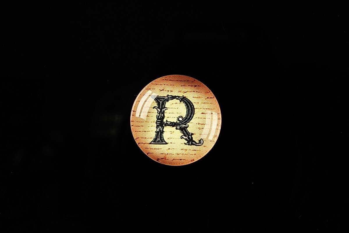 Cabochon sticla 18mm "Antique alphabet - R" cod 336