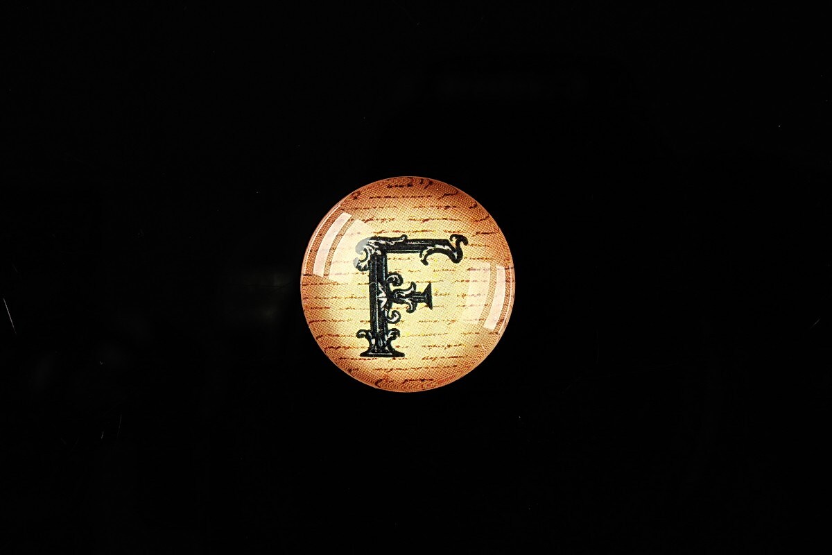 Cabochon sticla 18mm "Antique alphabet  - F" cod 348