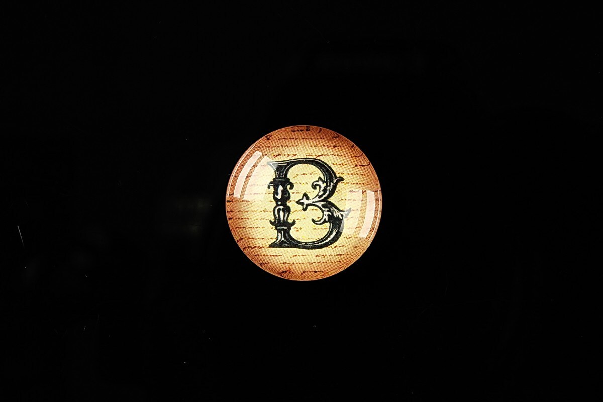 Cabochon sticla 18mm "Antique alphabet - B" cod 352
