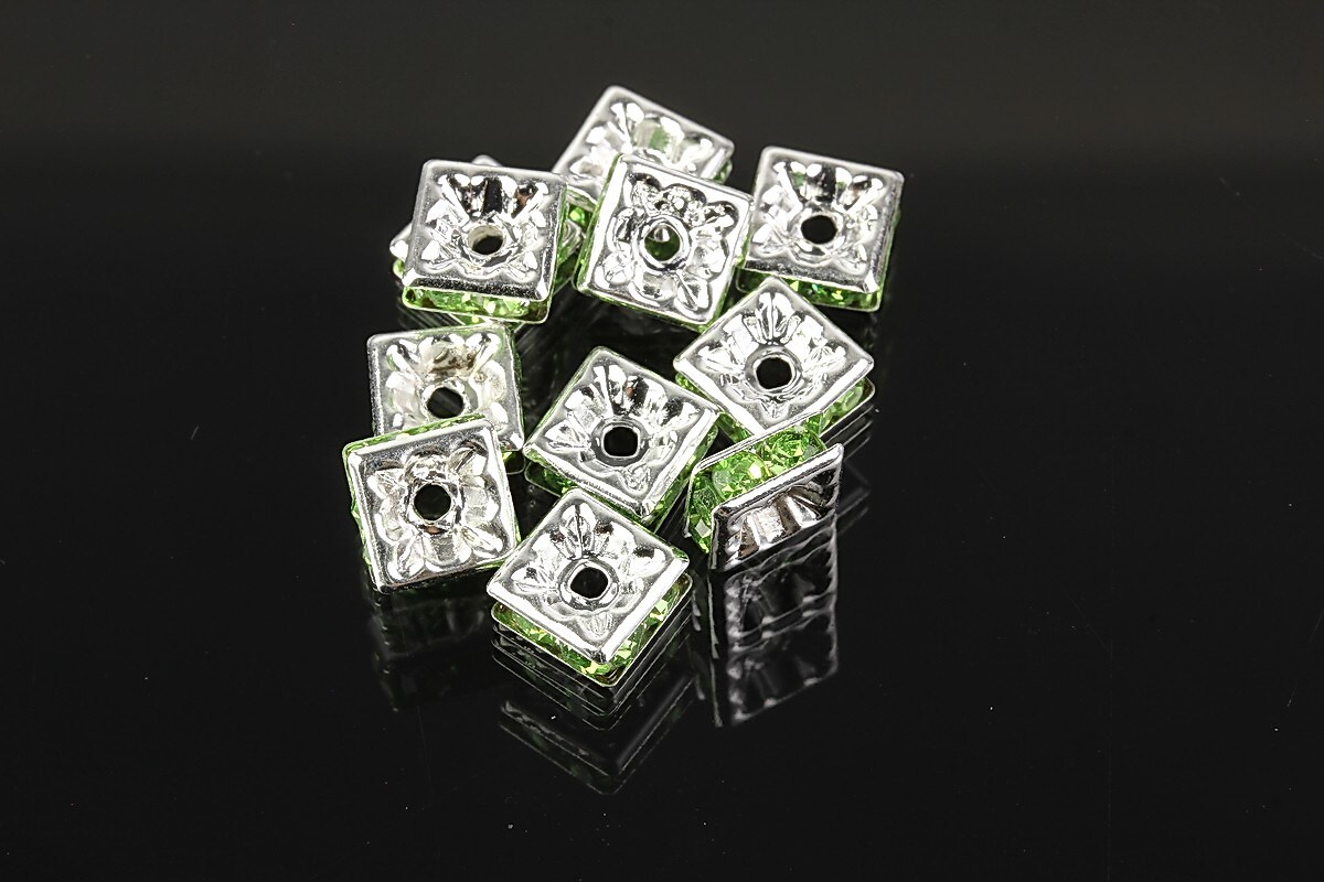 Distantiere argintii patrate cu rhinestones verzi 7x7mm (3x7x7mm)