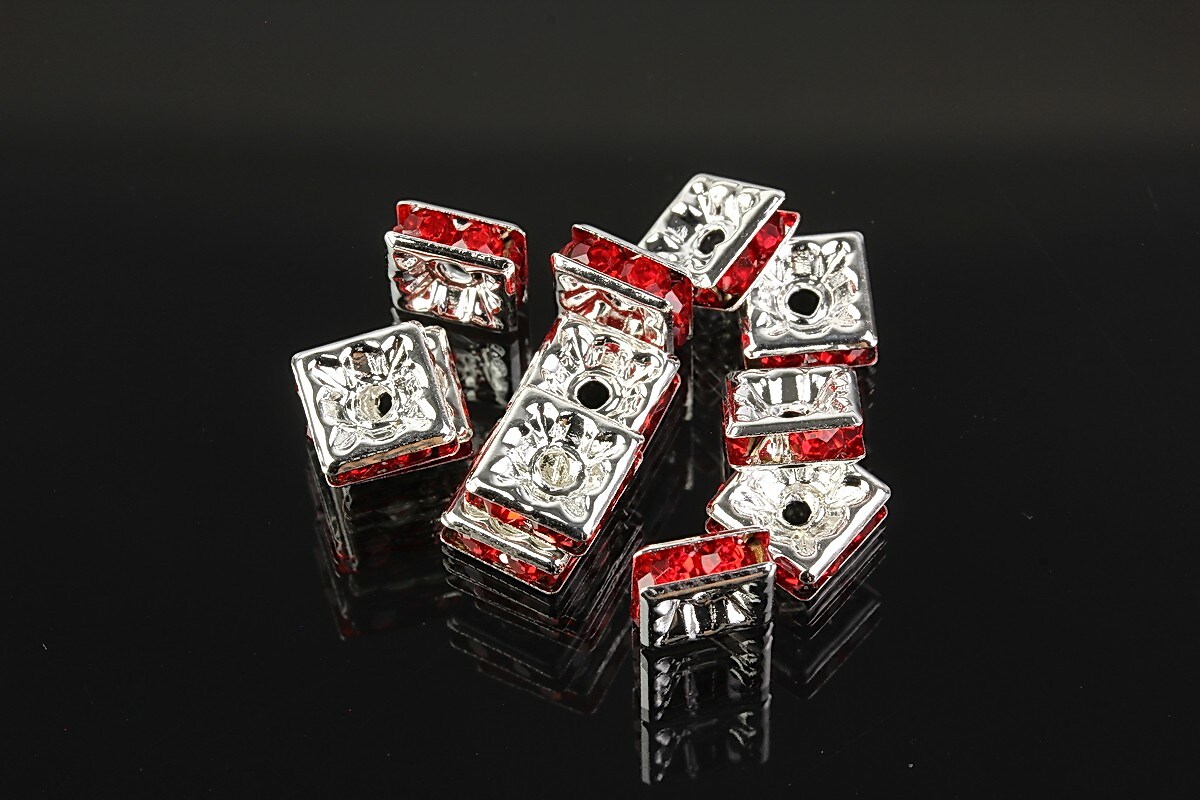 Distantiere argintii patrate cu rhinestones rosii 7x7mm (3x7x7mm)