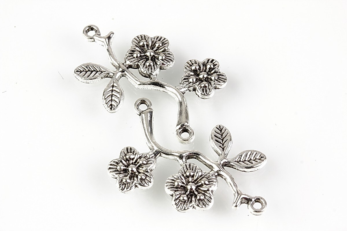 Link argintiu antichizat model floral 31x18mm
