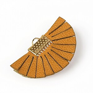 Pandantiv piele si agatatoare aurie 20x34mm - maro deschis