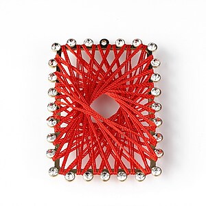 Pandantiv cu ata poliester cu montura aurie si strasuri 50x35mm - rosu