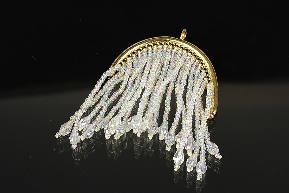 Pandantiv chandelier auriu cu margele de nisip si cristale 69x48mm - alb