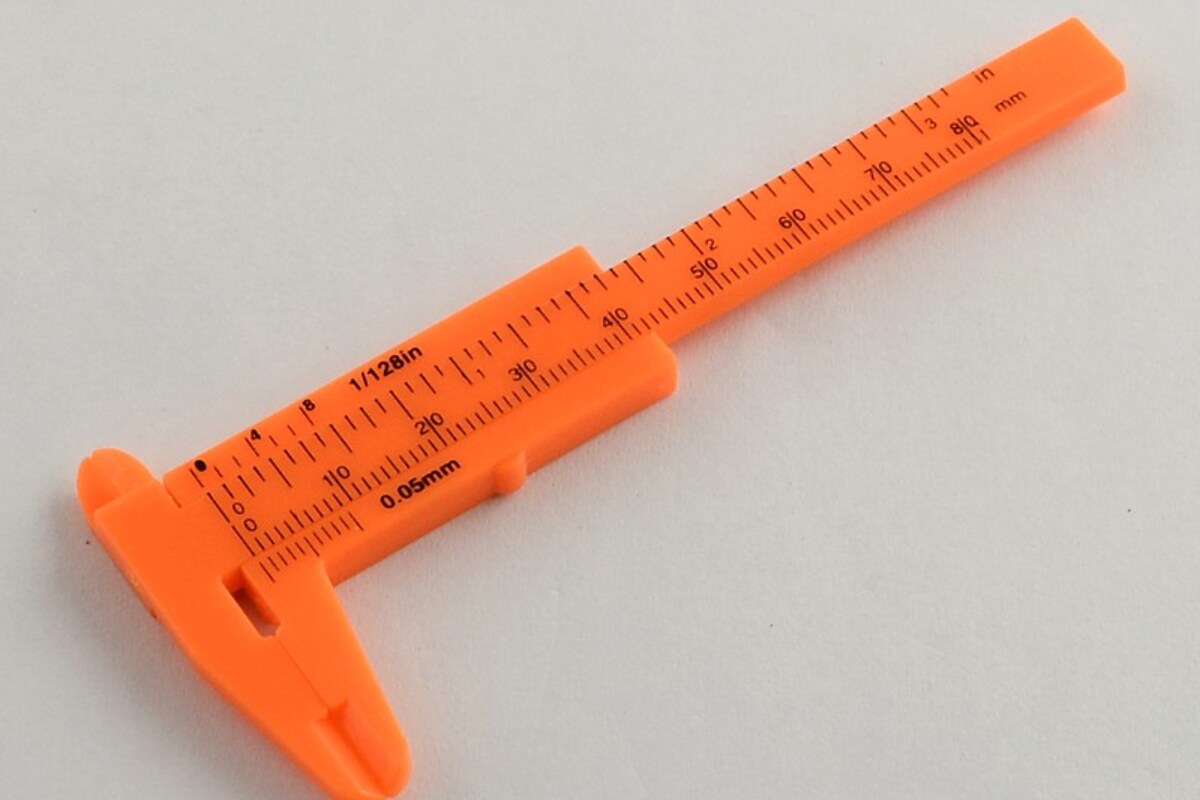 Subler de plastic portocaliu pentru masurarea margelelor 10,5x4,4x0,5cm
