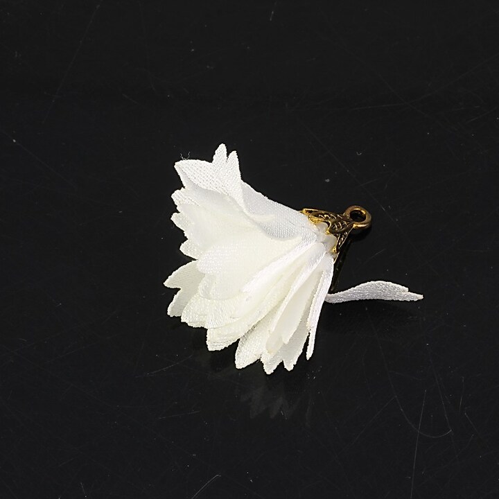 Pandantiv floare lucioasa si agatatoare auriu antichizat 30x34mm - alb