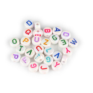 Margele cu litere din plastic, plate 7mm, 100 buc, alb perlat cu litere multicolore